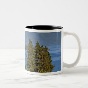 Rote Scheune liegt entlang der landschaftlich reiz Zweifarbige Tasse