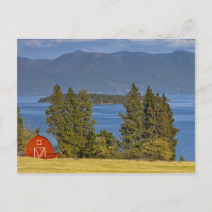 Rote Scheune liegt entlang der landschaftlich schö Postkarte