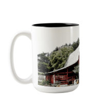 Rote Scheune mit Silo im Westen von North Carolina