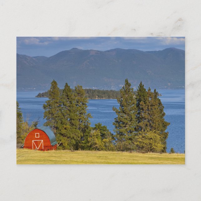 Rote Scheune sitzt am landschaftlichen Flathead La Postkarte (Vorderseite)