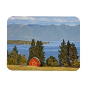 Rote Scheune sitzt entlang landschaftlichem Magnet