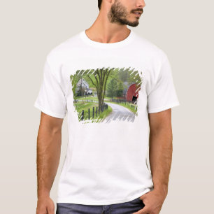 Rote Scheune und Bauernhaus bei Berlin, Ohio. T-Shirt