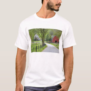 Rote Scheune und Bauernhaus bei Berlin, Ohio. T-Shirt