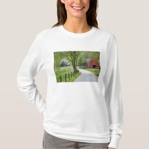 Rote Scheune und Bauernhof bringen nahe Berlin, T-Shirt