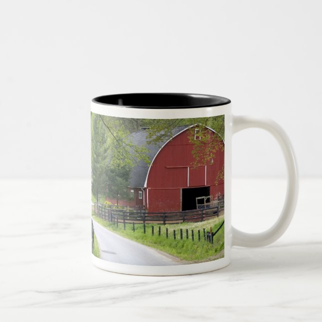 Rote Scheune und Bauernhof bringen nahe Berlin, Zweifarbige Tasse (Rechts)