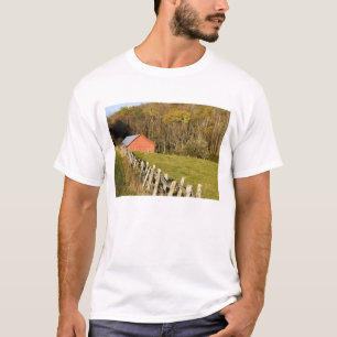 Rote Scheune und fencerow entlang der blauen Kante T-Shirt