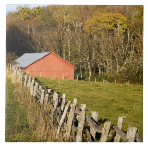 Rote Scheune und Zaunreihe entlang der Blue Ridge Fliese