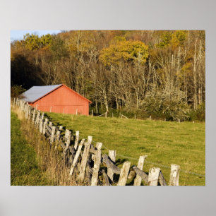 Rote Scheune und Zaunreihe entlang der Blue Ridge Poster