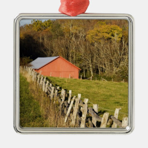 Rote Scheune und Zaunreihe entlang der Blue Ridge Silbernes Ornament
