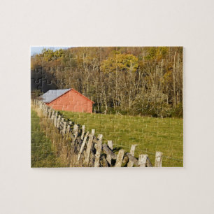 Rote Scheune und Zaunreihe entlang des Blue Ridge