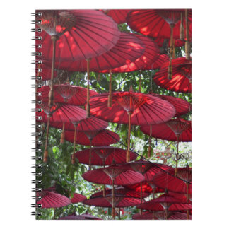 Rote Schirme am Himmel - Asiatisches Spiralnotizbu Notizblock
