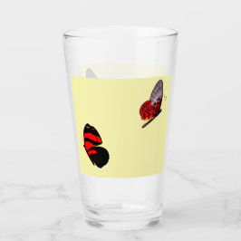 Rote Schmetterlinge trinken Glas