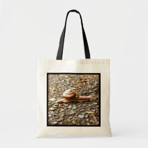 Rote Schnecke am Boden Tragetasche