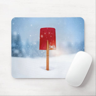 Rote Schneeschaufel in tiefem Schnee Mousepad