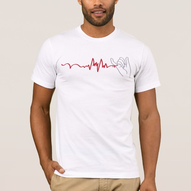 Rote Schnur befestigt mit einem Herzschlag T-Shirt (Vorderseite)