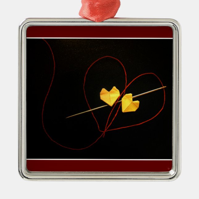Rote Schnur des Schicksals Ornament Aus Metall (Vorne)