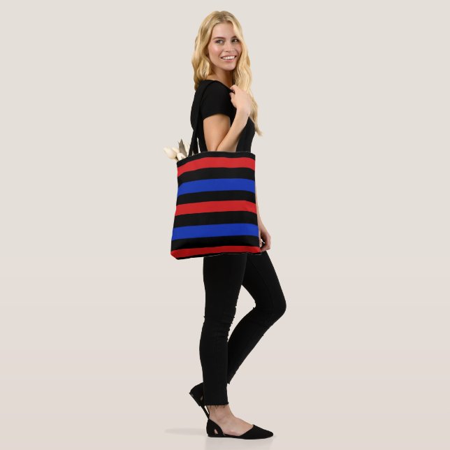 Rote, schwarze und blaue Streifen Tasche (Am Model)
