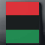 Rote, Schwarze und Grüne Flagge Fotoplatte<br><div class="desc">Die 3 panafrikanischen Farben auf der Fahne repräsentieren: rot: das Blut, das alle Menschen der schwarzen afrikanischen Herkunft vereint und zur Befreiung vergießt; SCHWARZ: Schwarze Menschen, deren Existenz als Nation, wenn auch nicht als Nation-Staat, durch die Existenz der Fahne bestätigt wird; und GRÜNE: der üppige natürliche Reichtum Afrikas. Vintage Alte...</div>
