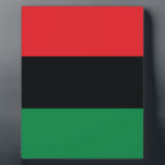 Rote, Schwarze und Grüne Flagge Fotoplatte<br><div class="desc">Die 3 panafrikanischen Farben auf der Fahne repräsentieren: rot: das Blut, das alle Menschen der schwarzen afrikanischen Herkunft vereint und zur Befreiung vergießt; SCHWARZ: Schwarze Menschen, deren Existenz als Nation, wenn auch nicht als Nation-Staat, durch die Existenz der Fahne bestätigt wird; und GRÜNE: der üppige natürliche Reichtum Afrikas. Vintage Alte...</div>