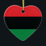 Rote, Schwarze und Grüne Flagge Keramikornament<br><div class="desc">Die 3 panafrikanischen Farben auf der Fahne repräsentieren: rot: das Blut, das alle Menschen der schwarzen afrikanischen Herkunft vereint und zur Befreiung vergießt; SCHWARZ: Schwarze Menschen, deren Existenz als Nation, wenn auch nicht als Nation-Staat, durch die Existenz der Fahne bestätigt wird; und GRÜNE: der üppige natürliche Reichtum Afrikas. Vintage Alte...</div>