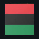 Rote, Schwarze und Grüne Flagge Notizblock<br><div class="desc">Die 3 panafrikanischen Farben auf der Fahne repräsentieren: rot: das Blut, das alle Menschen der schwarzen afrikanischen Herkunft vereint und zur Befreiung vergießt; SCHWARZ: Schwarze Menschen, deren Existenz als Nation, wenn auch nicht als Nation-Staat, durch die Existenz der Fahne bestätigt wird; und GRÜNE: der üppige natürliche Reichtum Afrikas. Vintage Alte...</div>
