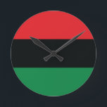 Rote, Schwarze und Grüne Flagge Runde Wanduhr<br><div class="desc">Die 3 panafrikanischen Farben auf der Fahne repräsentieren: rot: das Blut, das alle Menschen der schwarzen afrikanischen Herkunft vereint und zur Befreiung vergießt; SCHWARZ: Schwarze Menschen, deren Existenz als Nation, wenn auch nicht als Nation-Staat, durch die Existenz der Fahne bestätigt wird; und GRÜNE: der üppige natürliche Reichtum Afrikas. Vintage Alte...</div>