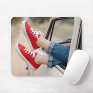 Rote Sneaker baumeln aus dem Fenster eines Retro-L Mousepad
