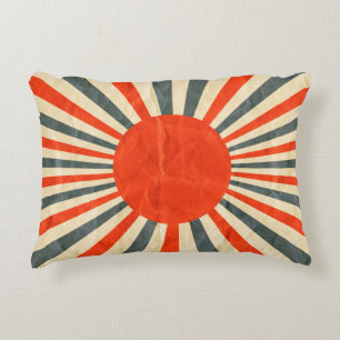 Rote Sonnenflagge auf Papiertextur, Retro-Vintager Dekokissen