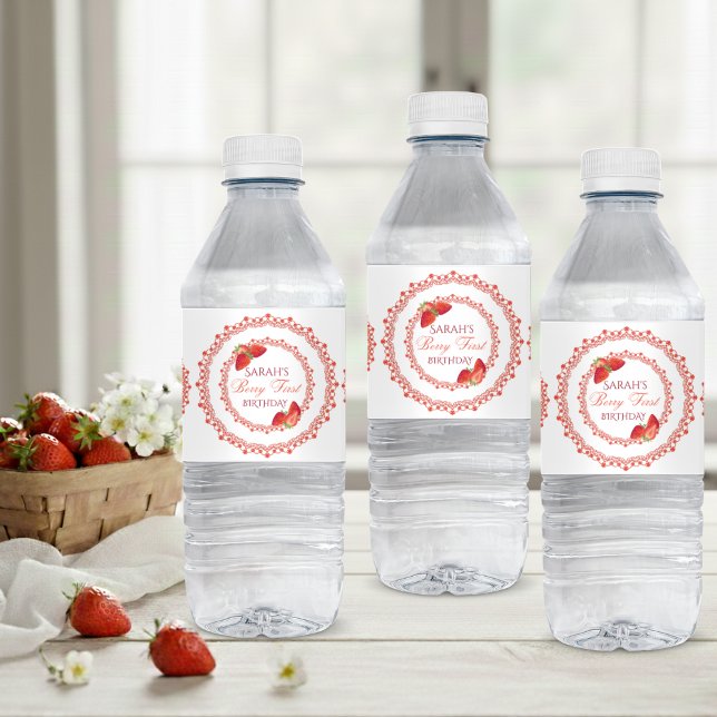 Rote Spitzenbeere Erster Geburtstag (Red Lace Berry First Birthday Water Bottle Label)