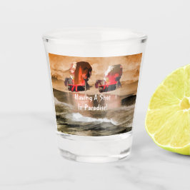 Rote Strand-Stühle auf dem Sand Schnapsglas