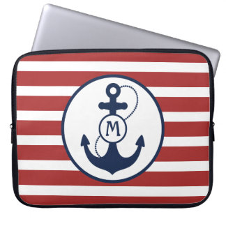 Rote Streifen mit Seeanker und Monogramm Laptopschutzhülle