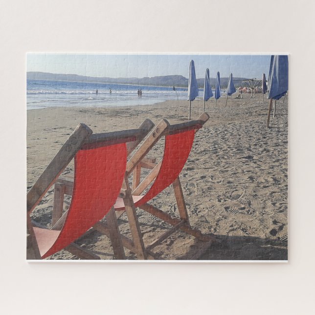Rote Stühle am Sandstrand (Horizontal)