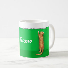 Rote Tabby-Katze zerreißt Papier-Kaffeetasse Kaffeetasse