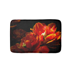 Rote Tulpen dunkler Hintergrund Badematte