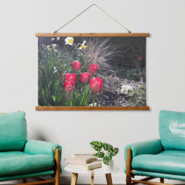 Rote Tulpen im Garten Wandteppich Mit Holzrahmen