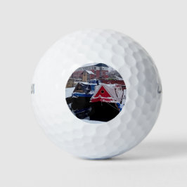 Rote und blaue Kanalboote Golfball