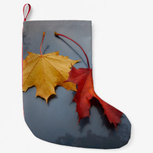 ROTE UND GELBE MAPLE-BLÄTTER KLEINER WEIHNACHTSSTRUMPF