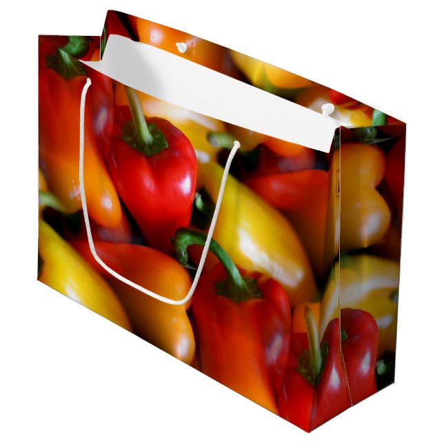 Rote und gelbe Paprikaschoten Geschenktasche Große Geschenktüte (Vorderseite Schrägansicht)