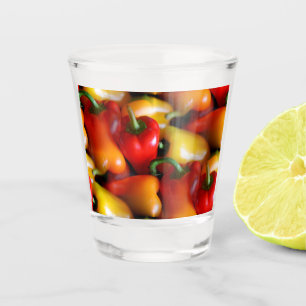 Rote und gelbe Paprikaschoten Schnapsglas