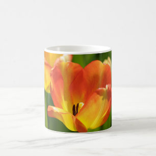 Rote und gelbe Tulpen im Frühlingsgarten Kaffeetasse