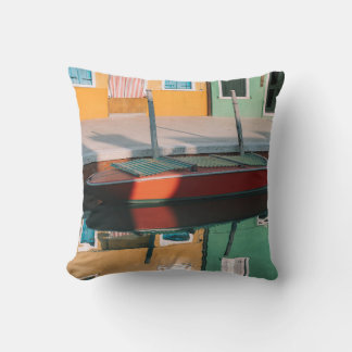 ROTE UND GRÜNE BOOTDOCKING AUF DEM DOCK KISSEN