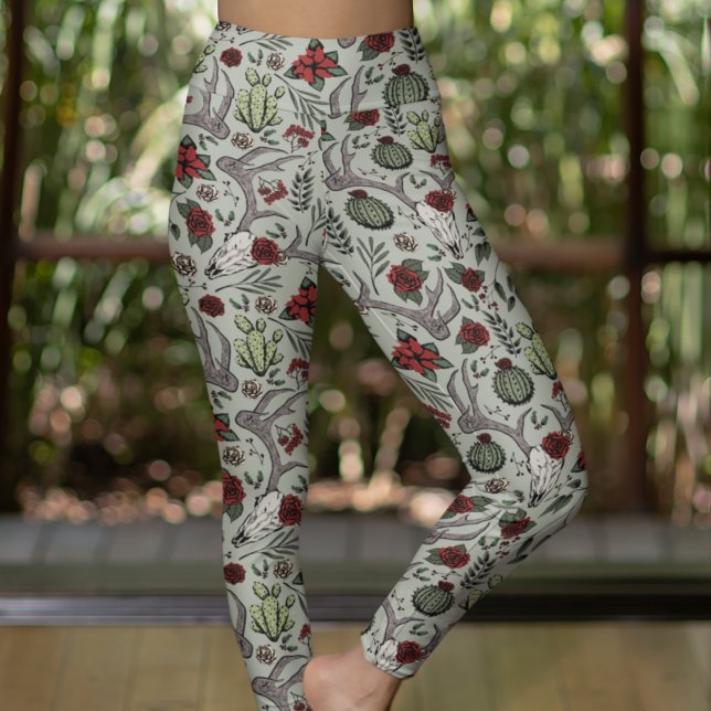 Rote und grüne Cowgirl Hirschschädel & Antler Leggings (Southwestern Hand Drawn Pattern. Reindeer Skulls, Red Roses, Cactus Plants, Poinsettias. Sage Green)