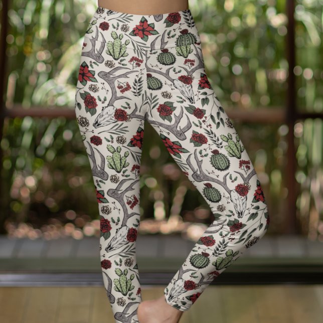 Rote und grüne Cowgirl Hirschschädel & Antler Leggings (Southwestern Hand Drawn Pattern. Reindeer Skulls, Red Roses, Cactus Plants, Poinsettias on Cream.)