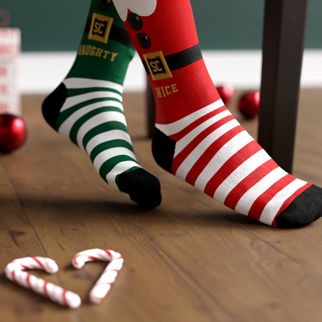Rote und grüne Elf Naughty und schöne Weihnachtsso Socken (Fun and festive and odd! What's not love about these elf christmas socks. Just add your inital)
