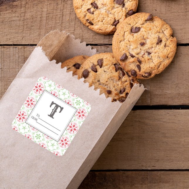 Rote und grüne Schneeflocken Weihnachten Quadratischer Aufkleber (red and green to and from gift stickers.)