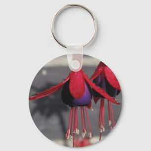 Rote und lila Blume mit Regentropfen Schlüsselanhänger