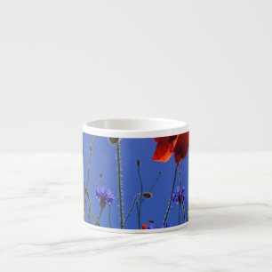 Rote und lila Rose, die sich einem blauen Himmel u Espressotasse