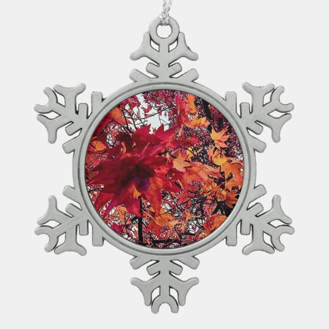 Rote und orangefarbene Blätter Schneeflocken Zinn-Ornament (Vorderseite)
