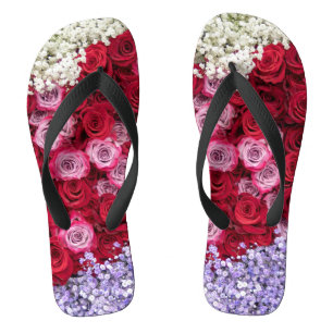 Rote und rosa Rosen mit farbenfroher Gypsophila Flip Flops