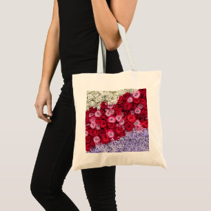 Rote und rosa Rosen mit farbenfroher Gypsophila Tragetasche